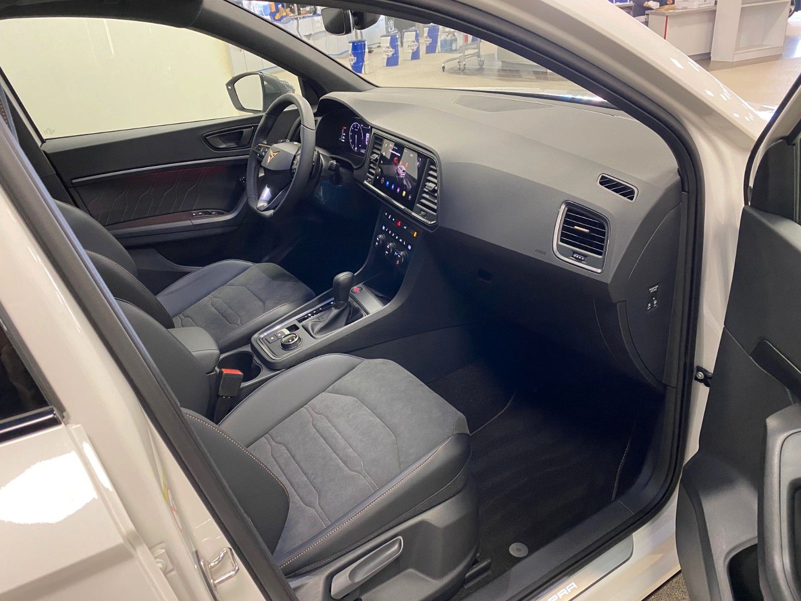 Fahrzeugabbildung CUPRA Ateca 1.5 TSI DSG+AHK schwenk+5 J Garantie+19"+