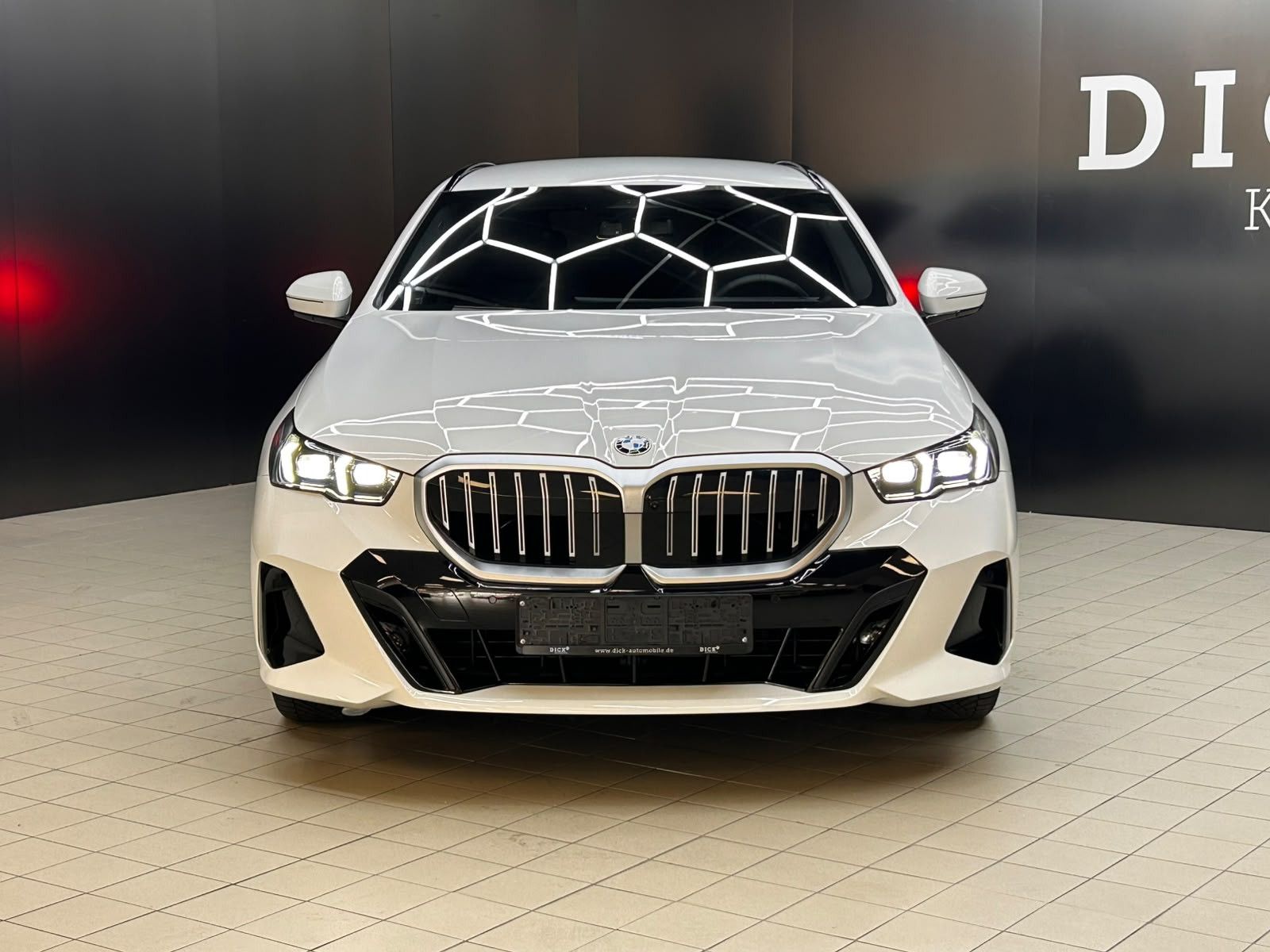 Fahrzeugabbildung BMW 520 T Sport Aut M PAKET+SCHADO+HEAD+H&K+360+AHK+