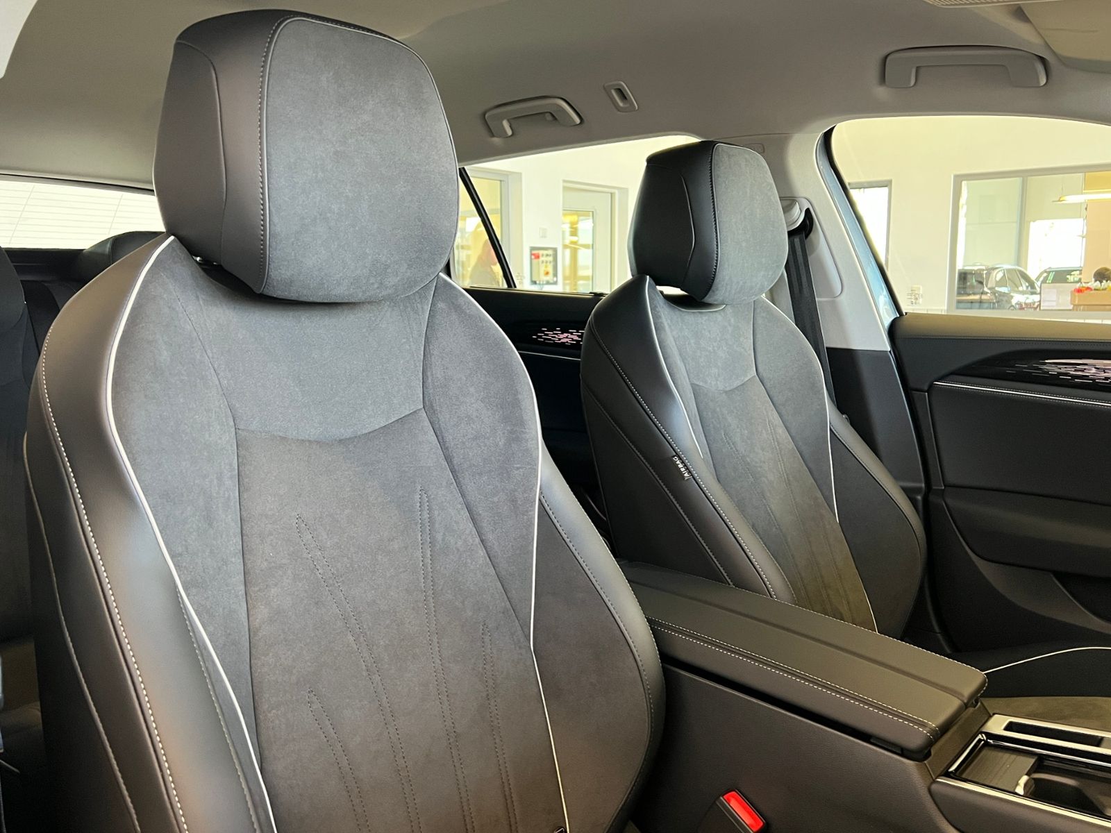 Fahrzeugabbildung Volkswagen Passat Variant Elegance 1.5 eTSI DSG *IQ.Light,