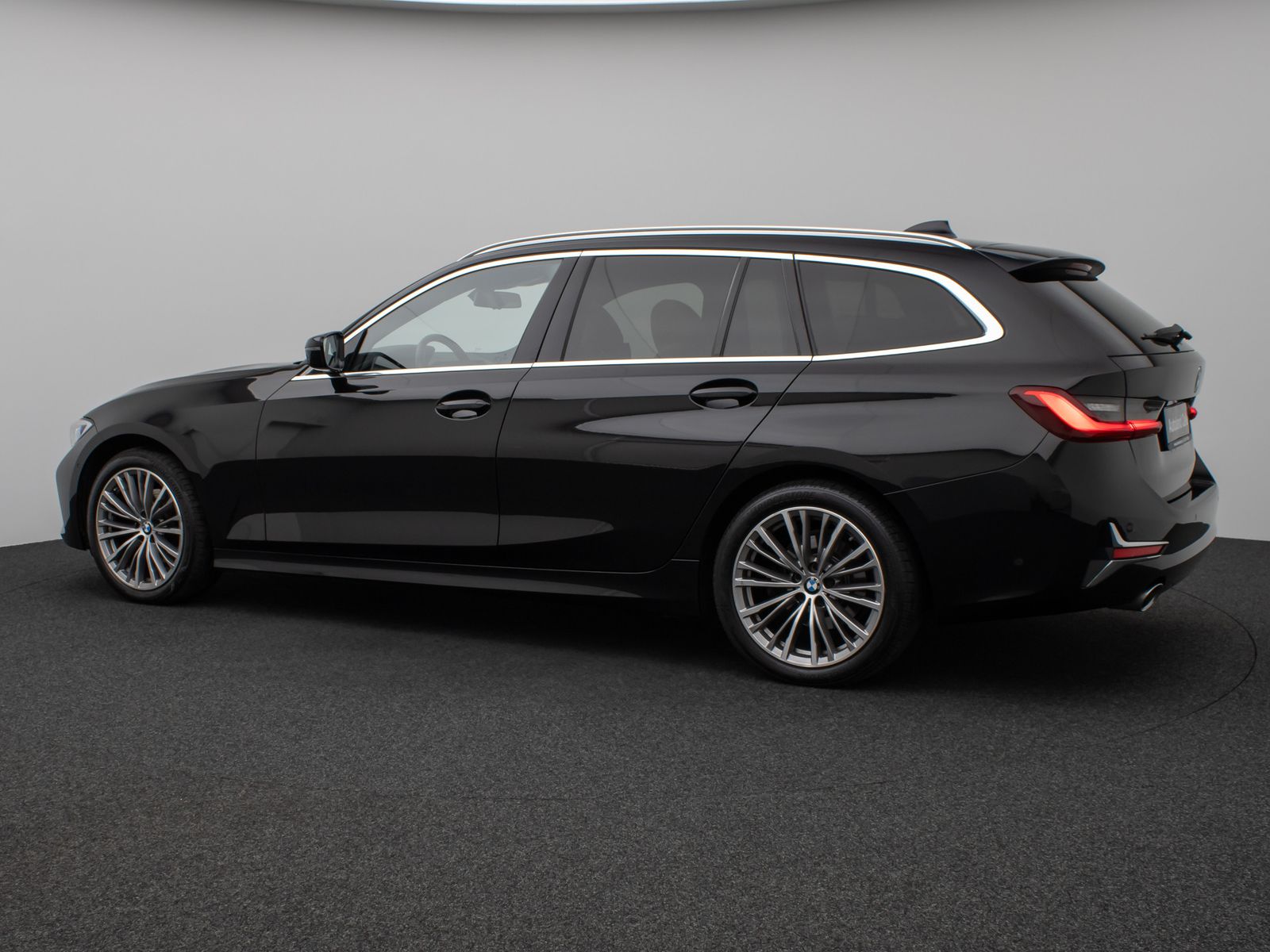 Fahrzeugabbildung BMW 320d xD LuxuryLine Kamera HUD DAB H/K AHK Komfor