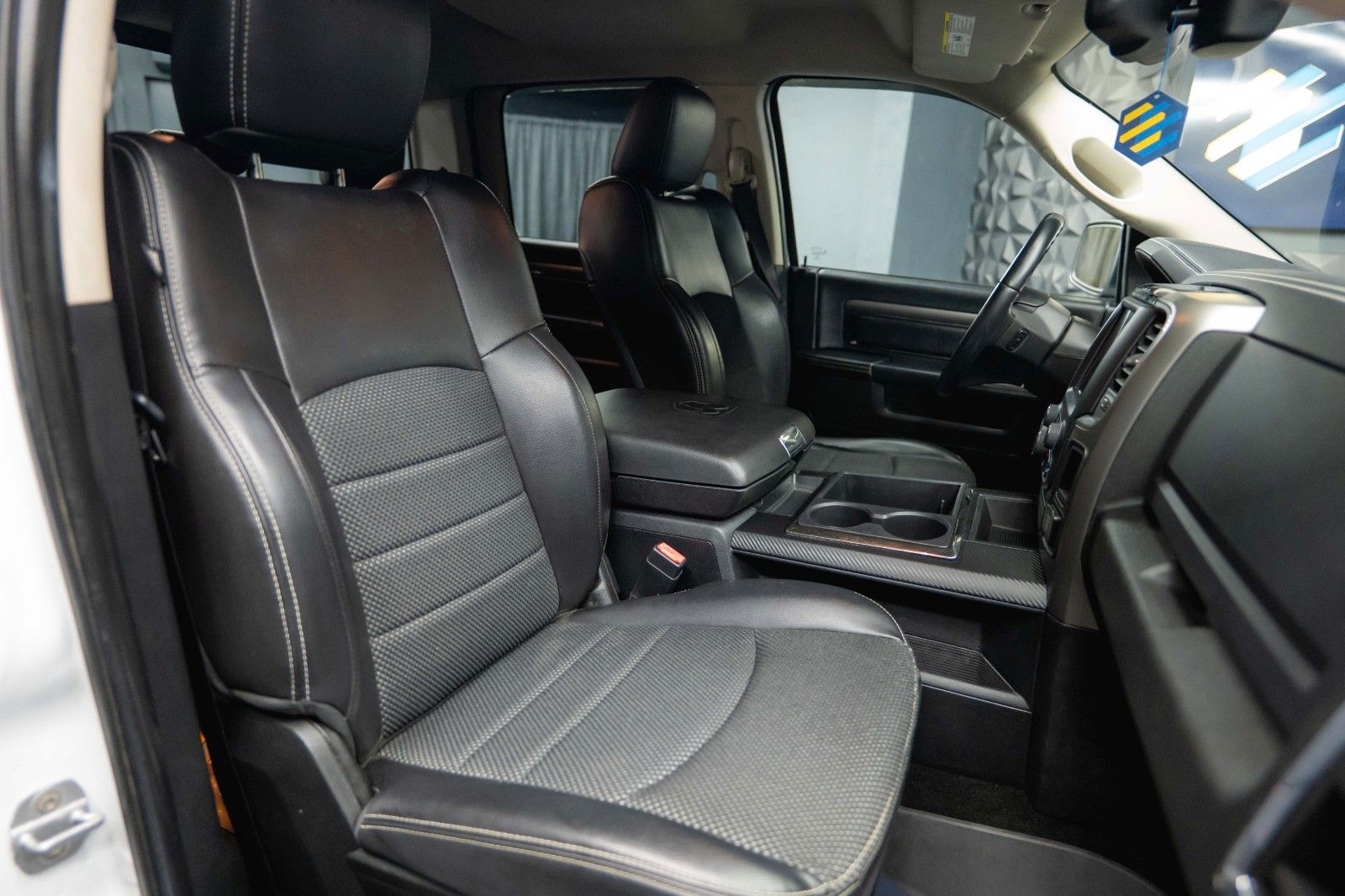 Fahrzeugabbildung Dodge RAM 5.7 V8 HEMI 4x4 Offroad Sport LONGBED *LPG*