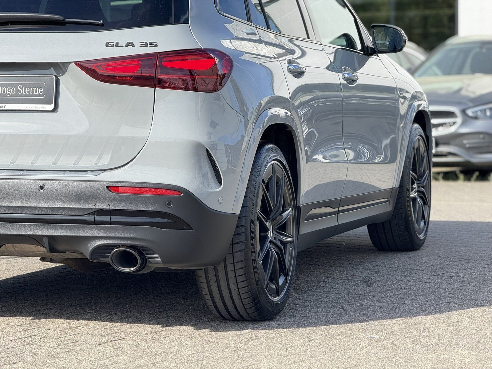Fahrzeugabbildung Mercedes-Benz AMG GLA 35 4M PERFORMANCE-SITZE PANO AHK 360°