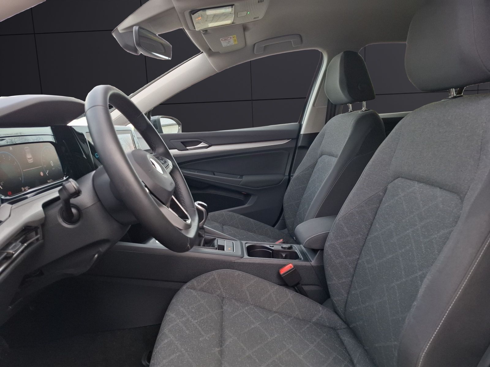 Fahrzeugabbildung Volkswagen Golf VIII TSI Life Matrix Navi AID ACC PDC SH LM