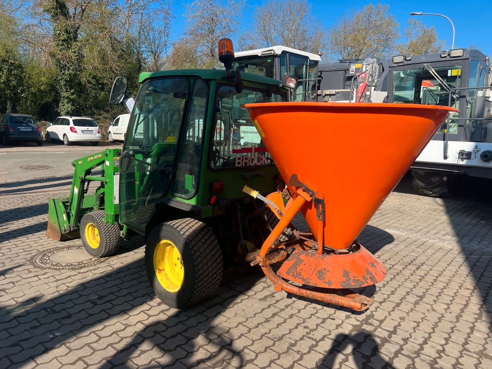 Fahrzeugabbildung John Deere 4010 / Allrad / Frontlader / Salzstreuer /