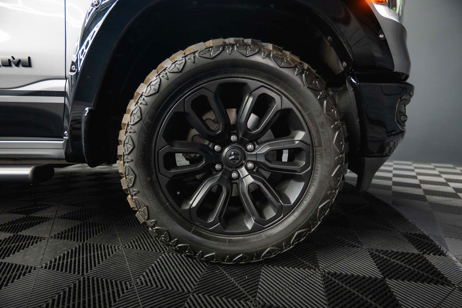 Fahrzeugabbildung Dodge RAM 5.7 V8 HEMI 4x4 OFFROAD Night PUNISHER 19%