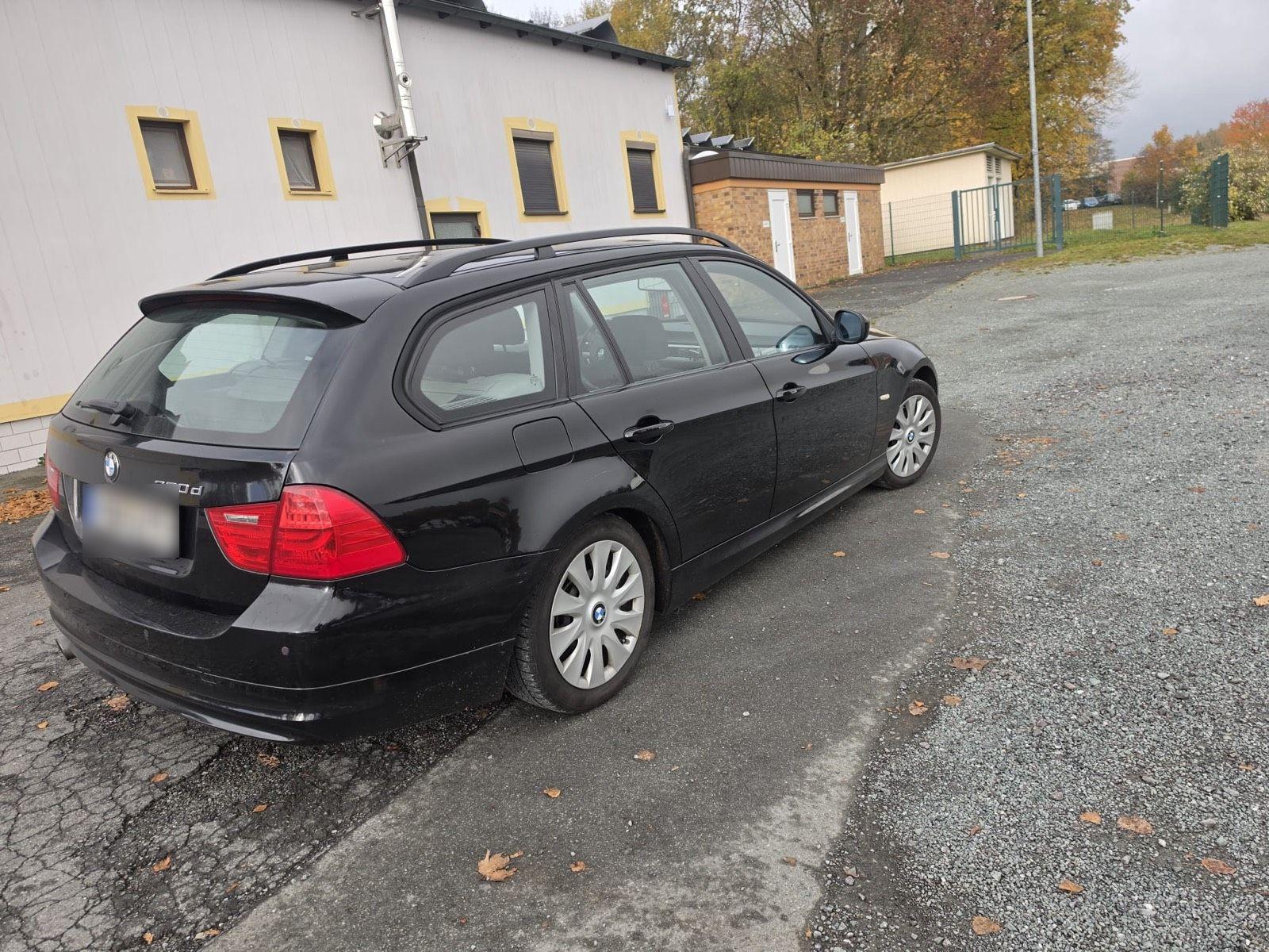 BMW 320 2010 — салон