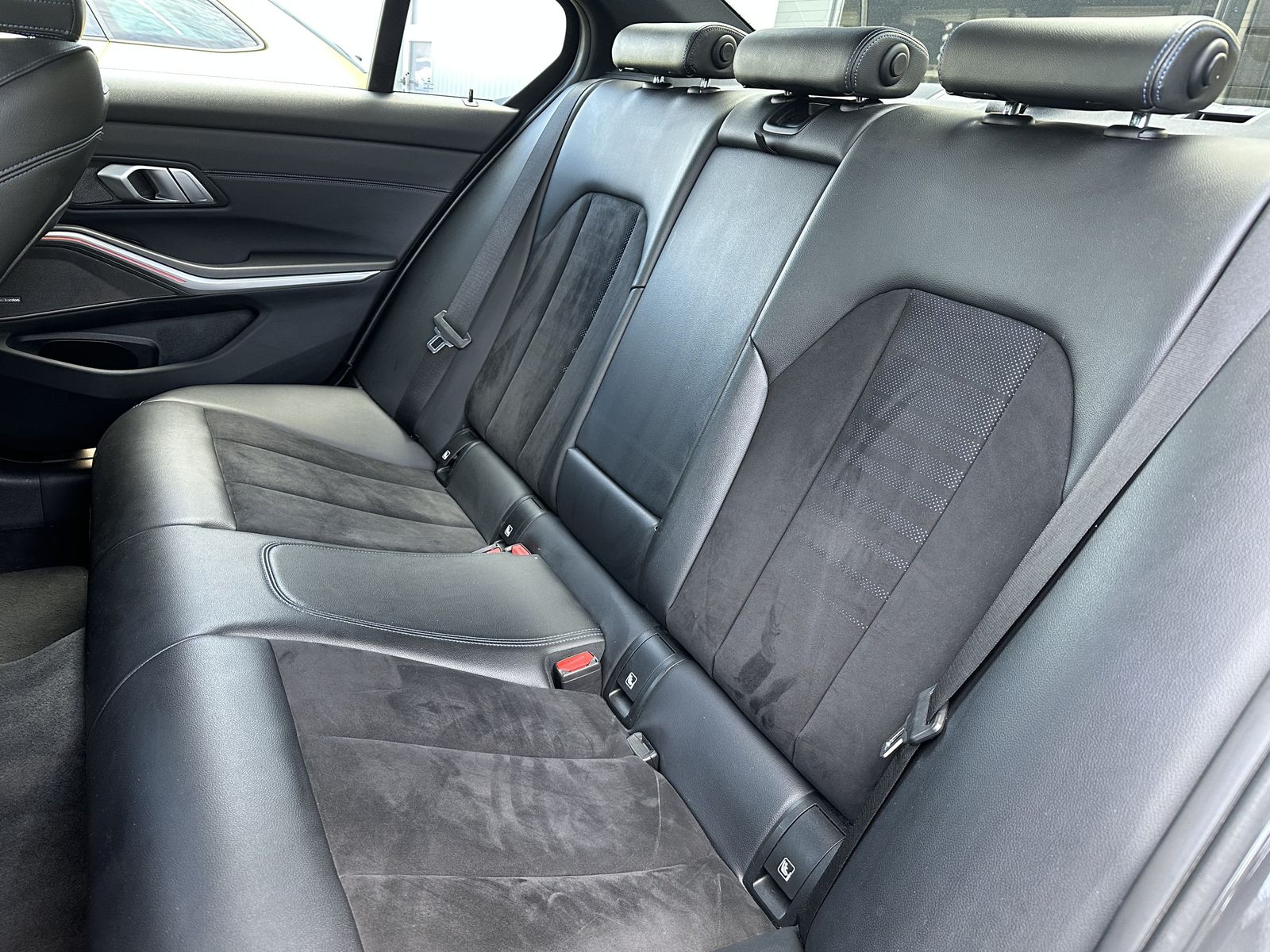 Fahrzeugabbildung BMW 330e Limousine M-Sport NAV+LASER+HEAD-UP+H&K+KAM