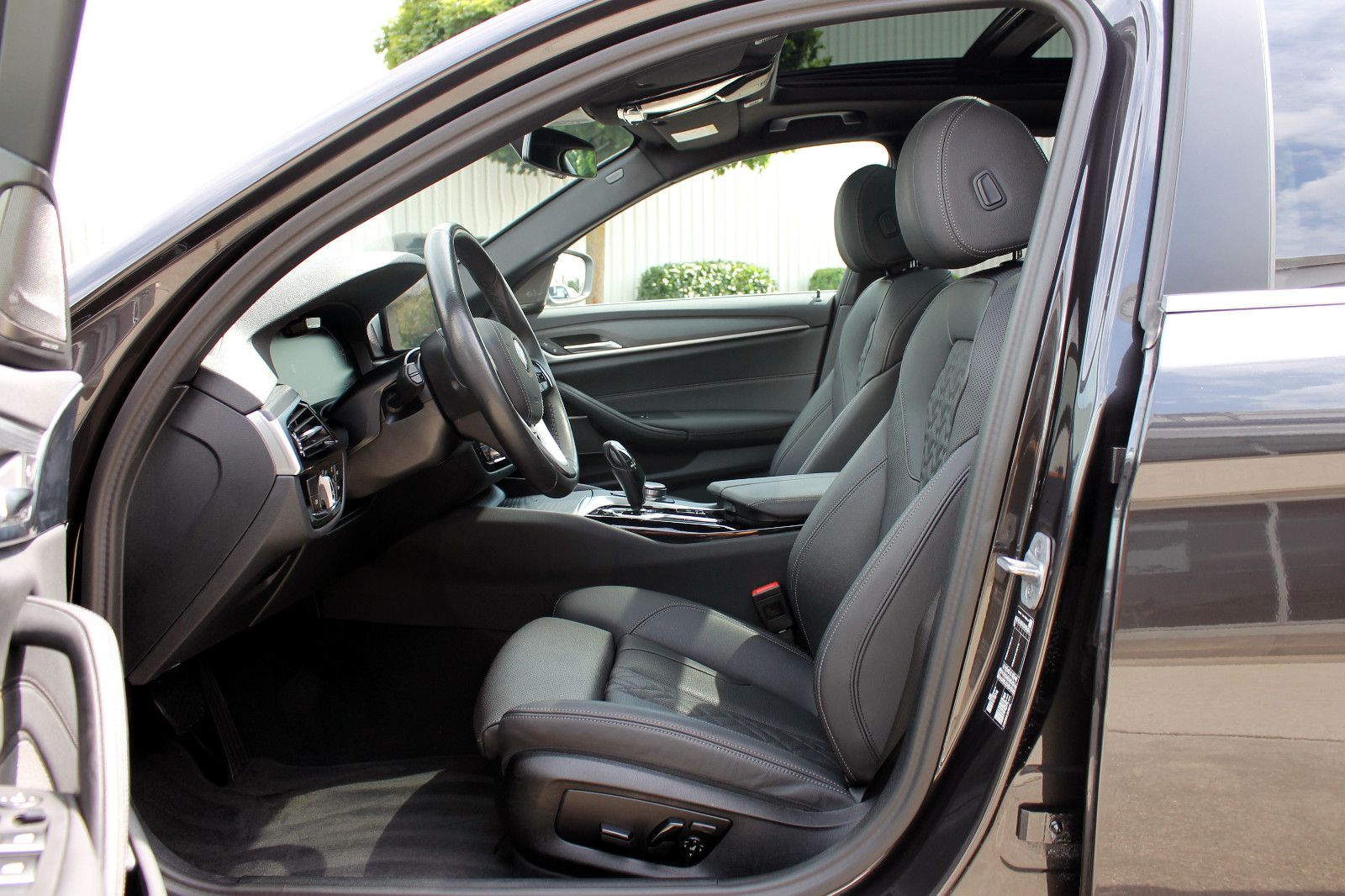 Fahrzeugabbildung BMW 520d Touring Aut. LED ACC KAM PANO HUD AHK StHz