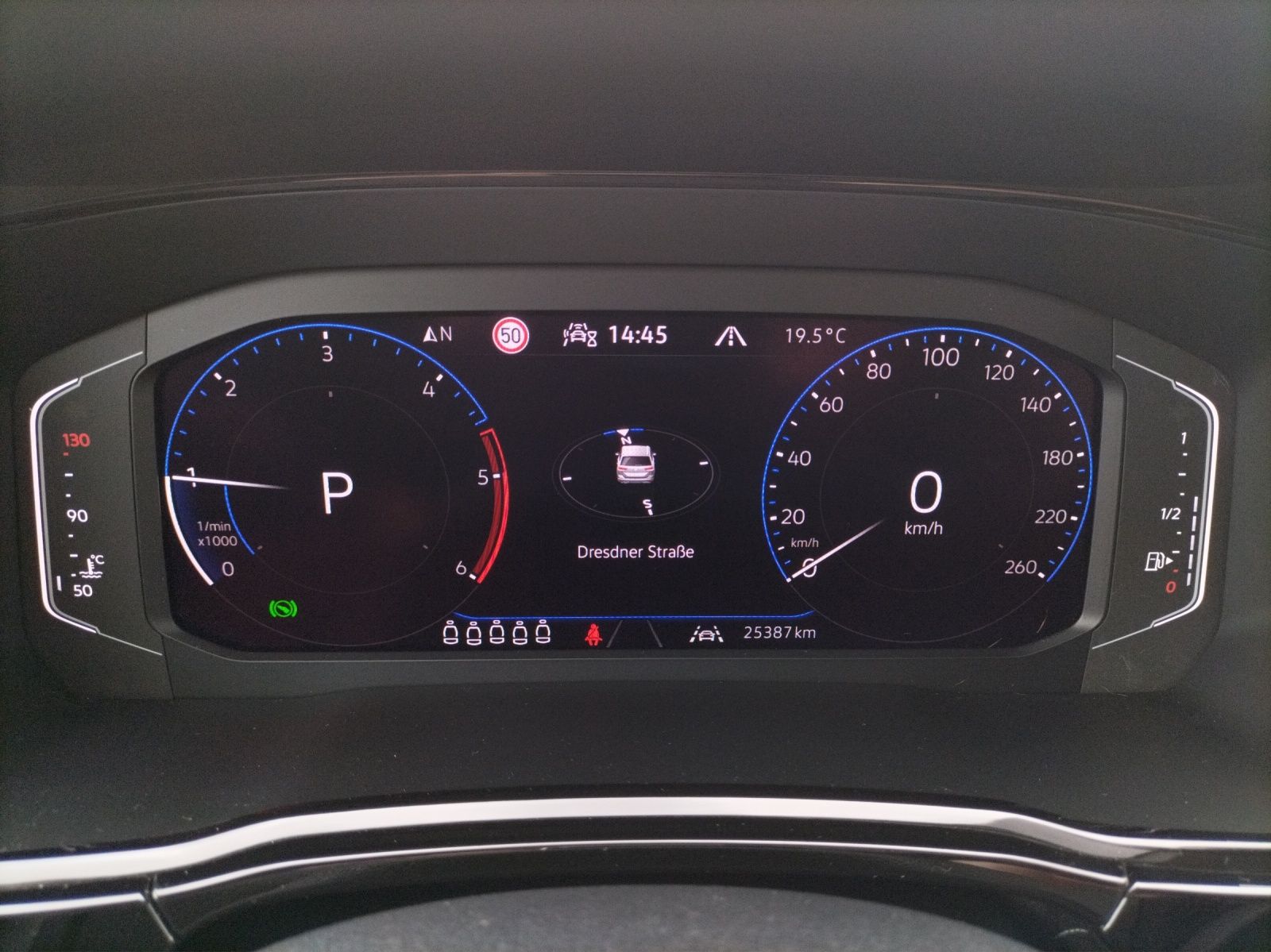 Fahrzeugabbildung Volkswagen Touran TDI Highline DSG LED AHK Navi AID ACC RFK