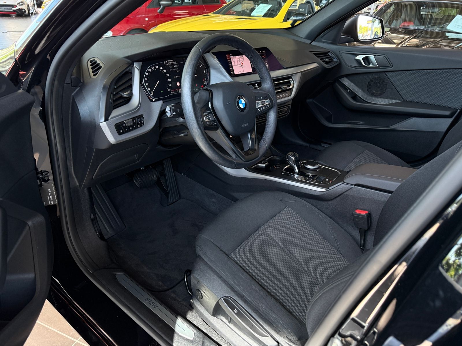 Fahrzeugabbildung BMW 120 i Advantage PANO HUD LED