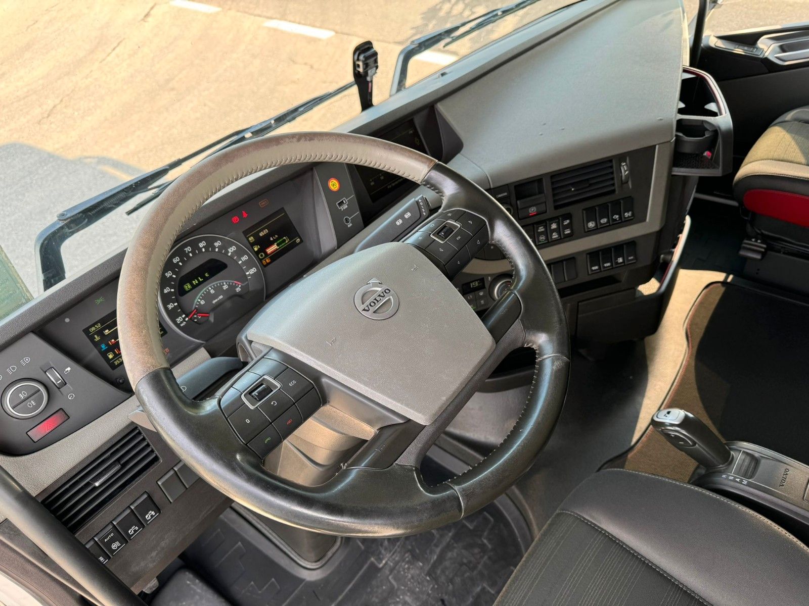 Fahrzeugabbildung Volvo FH 540 8x4 EU6 Retarder Lenk/Lift KESLA LK 9,4m