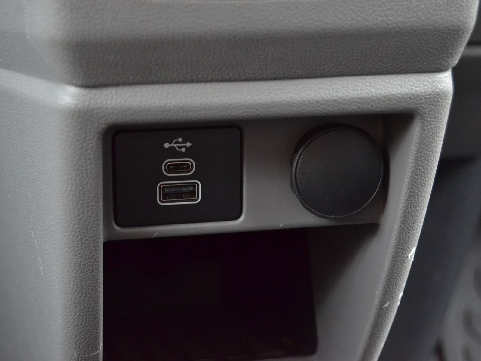 T7 Transporter Kasten 2.0 TDI 150 PS EXTERIEUR/A