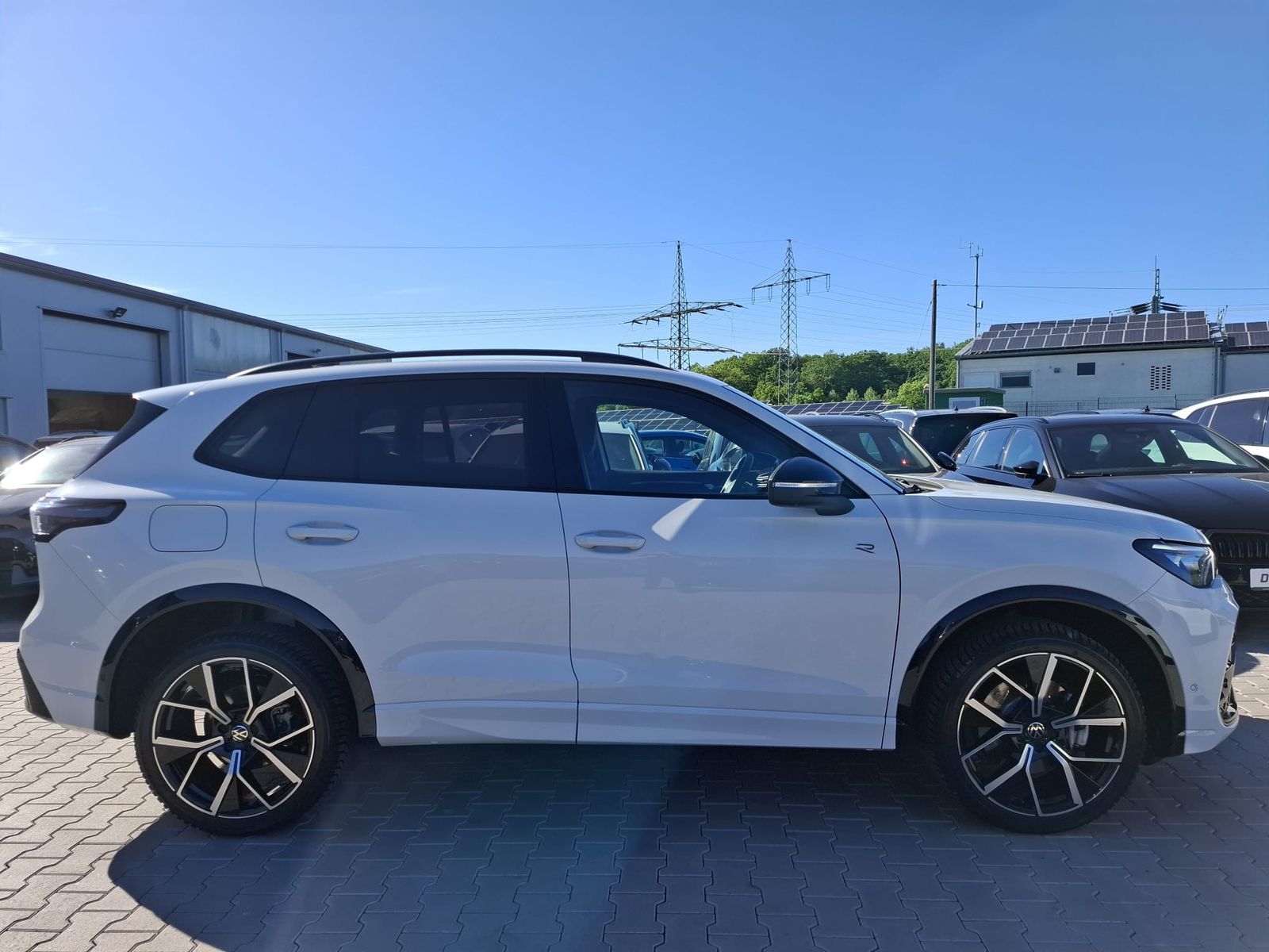 Fahrzeugabbildung Volkswagen Tiguan 2.0 TDI 4M R-Line BLACK*PAN*HK*AHK*MATRIX