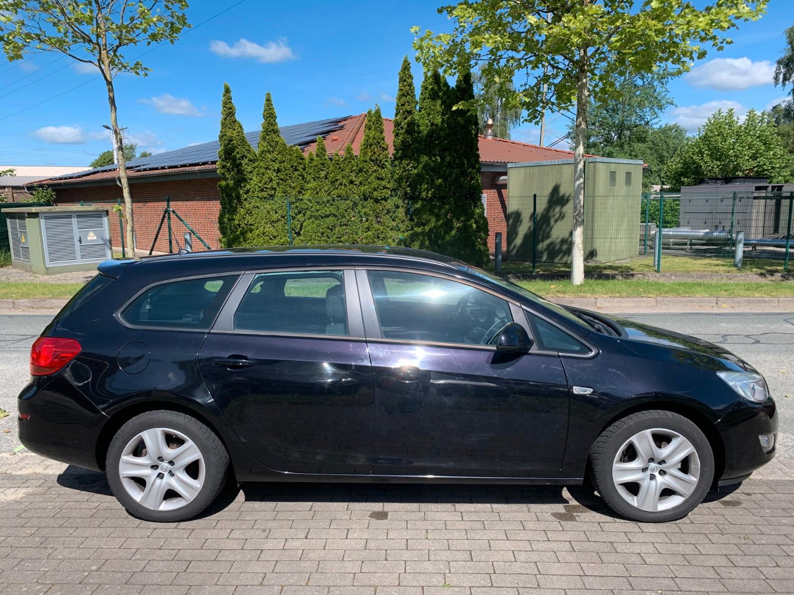 Opel Astra 2011 — rear view