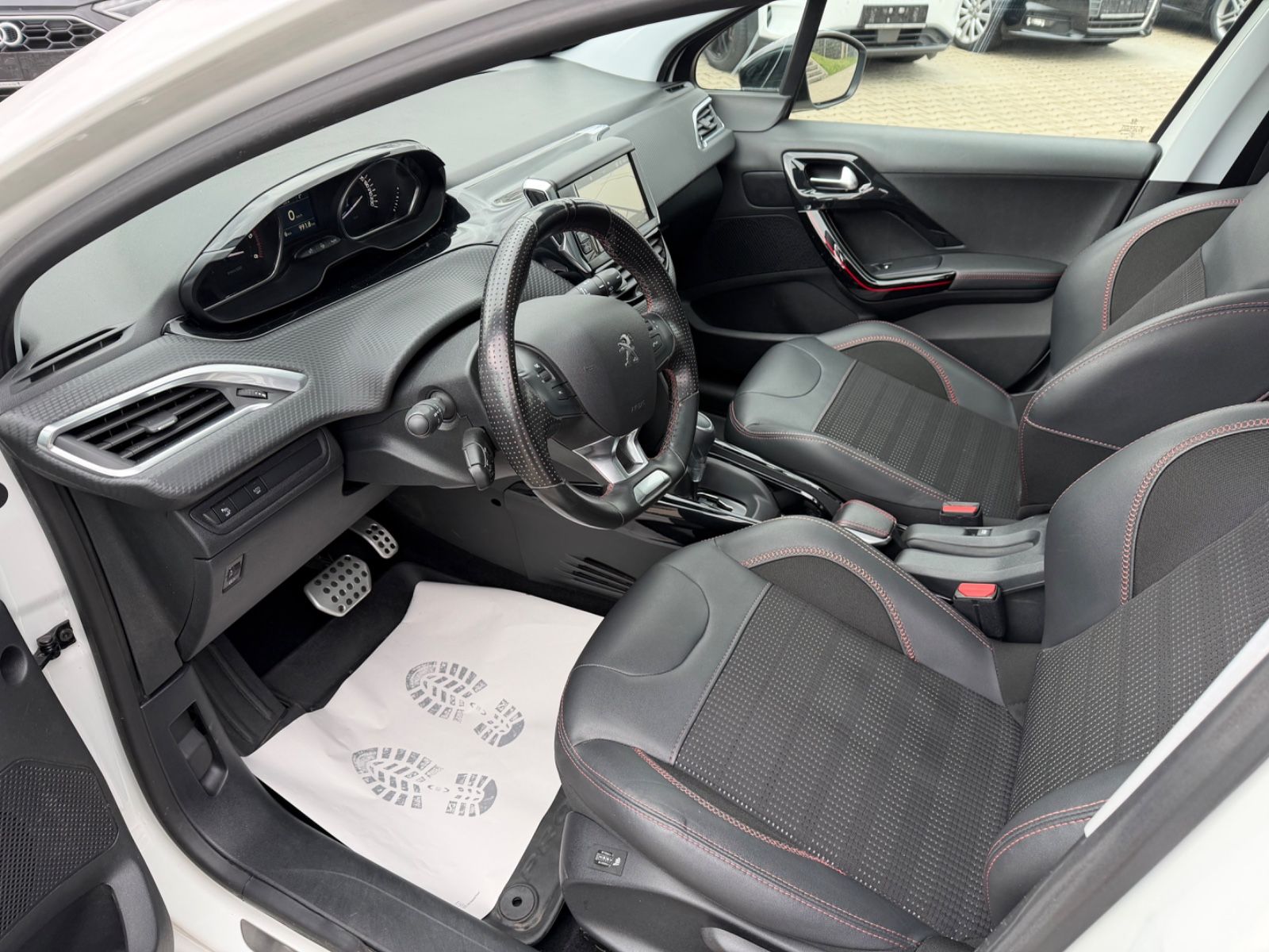Fahrzeugabbildung Peugeot 2008 GT Line°Automatik°AHK°Pano°Kamera°Leder°