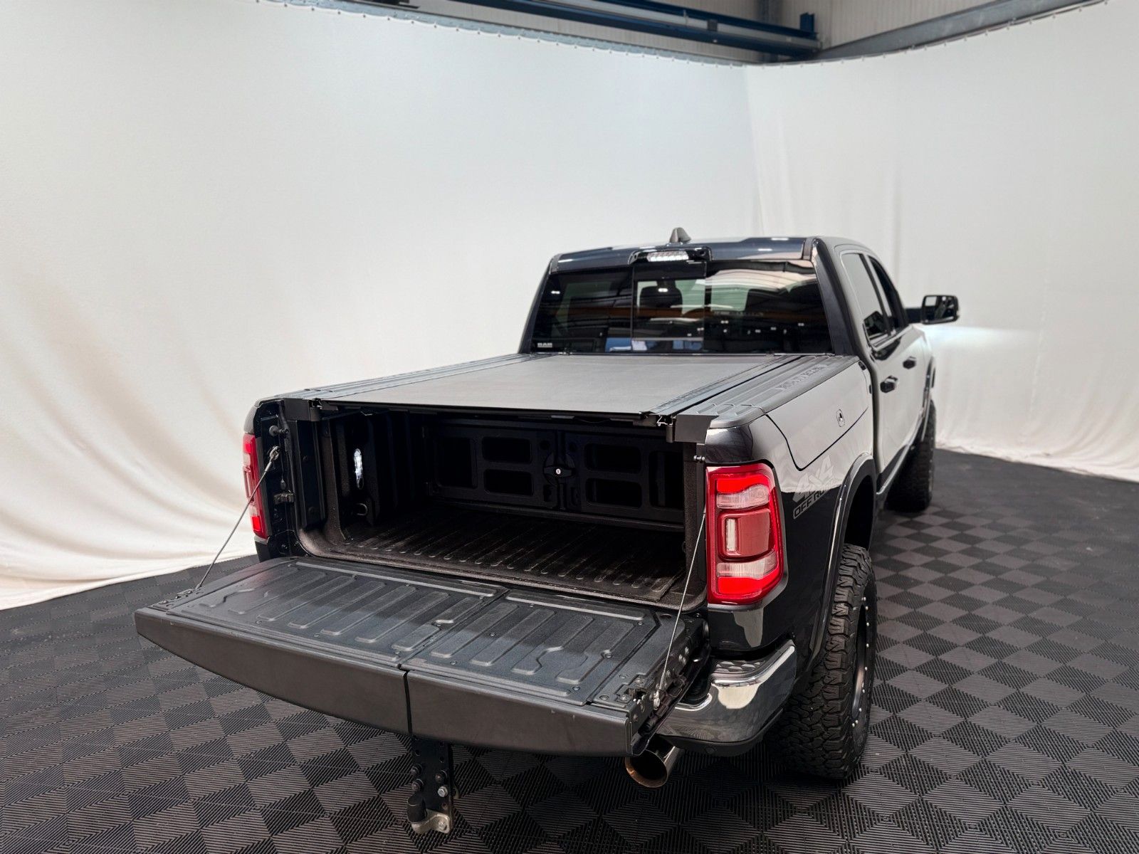 Fahrzeugabbildung Dodge Limited / CREW CAB / 4x4 / Harman Kardon / 360°