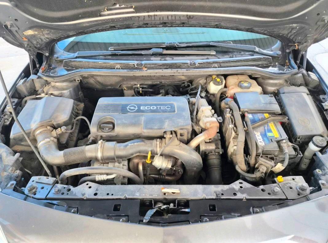 Opel Astra 2012 — photo 6