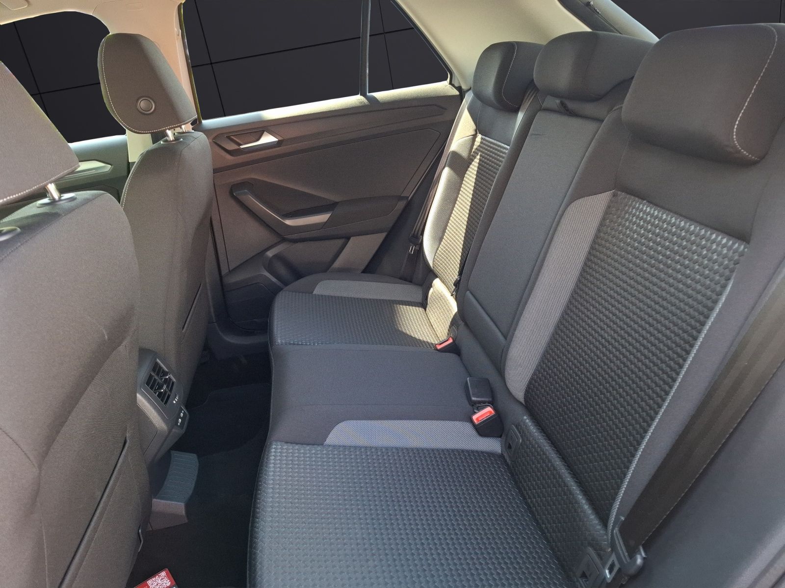 Fahrzeugabbildung Volkswagen T-Roc TSI Active DSG Kamera ACC Navi SH LM