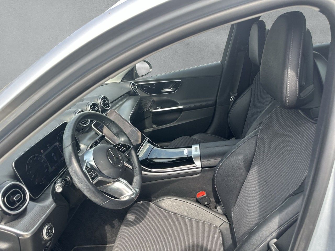 Fahrzeugabbildung Mercedes-Benz C-KLASSE C 200 204PS-Cam*Avantgarde* - mit KI generiert/bearbeitet