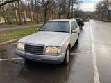 Mercedes-Benz Mercedes S124 / W124 Kombi 220 E-Klasse, 7 Plätz - Mercedes-Benz E 220 mit Benzin-Antrieb: Kombi, Automatik