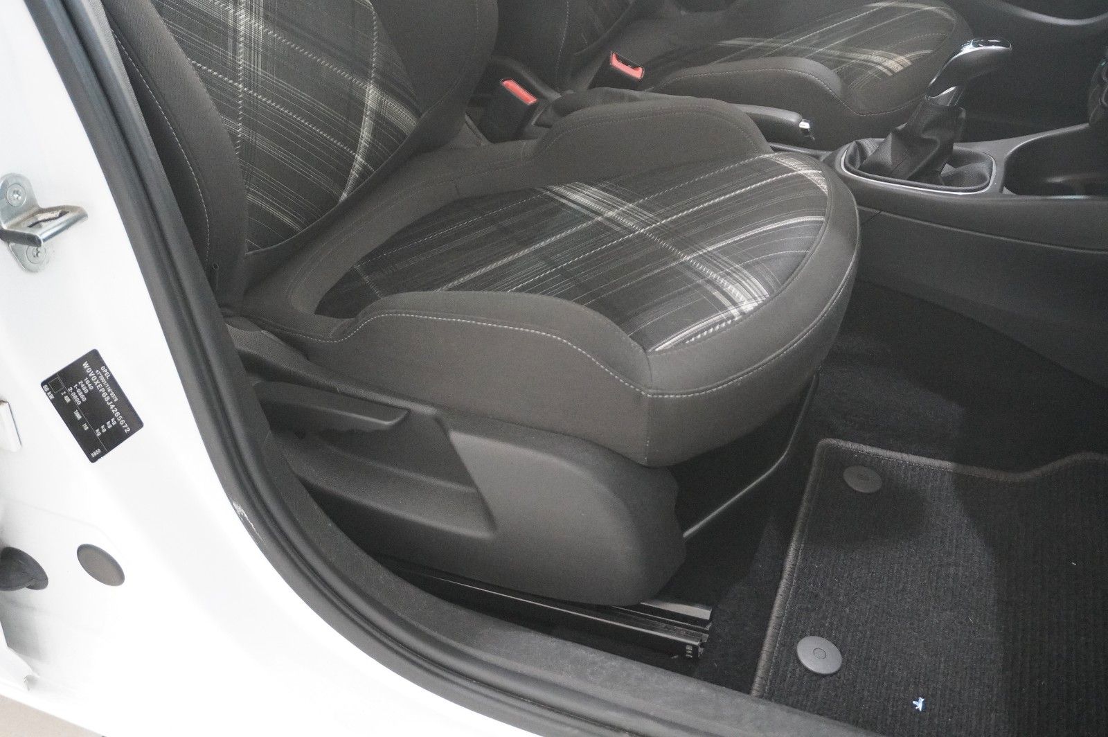 Fahrzeugabbildung Opel Corsa E 1.2 COLOR EDIT. AUTOM. LED/SHZ/SPORT/USB