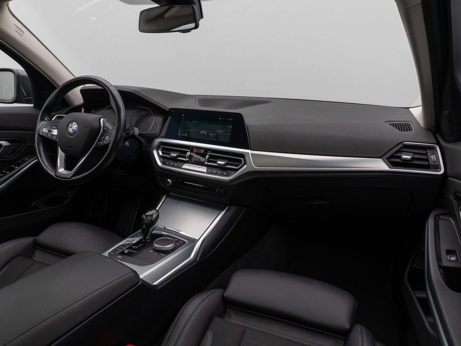 Fahrzeugabbildung BMW 330d xD Panorama DAB HiFi Stop&Go PDC AHK Sport