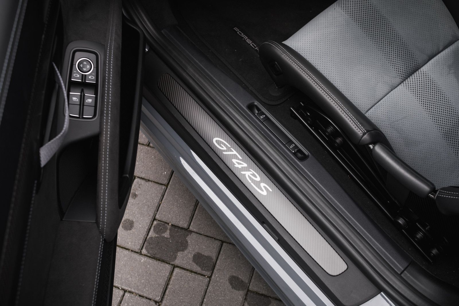 Fahrzeugabbildung Porsche Cayman 718 GT4RS-Lift-Weissach-Paket-BOSE-