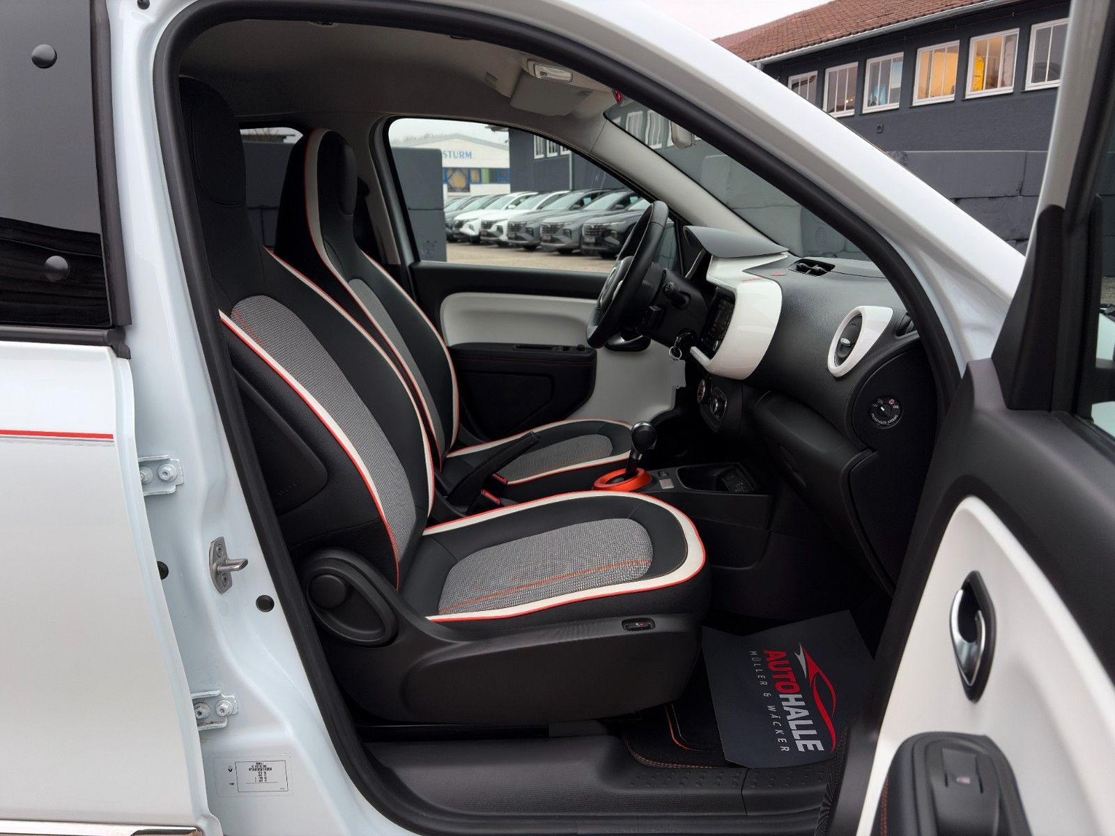 Fahrzeugabbildung Renault Twingo Vibes Electric CarPlay Temp. Klimaau. SHZ