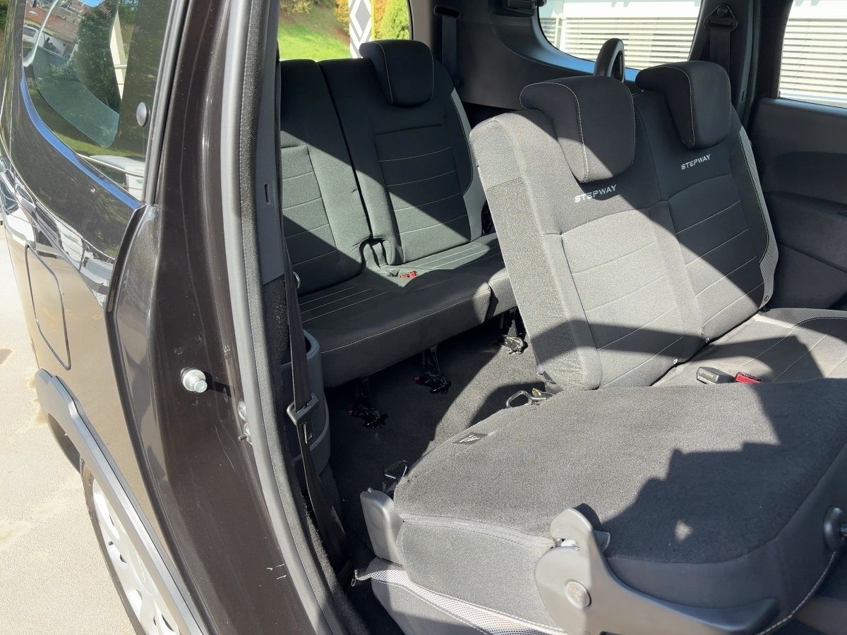 Fahrzeugabbildung Dacia Lodgy Stepway SCe 100 7-Sitzer - mit KI generiert/bearbeitet