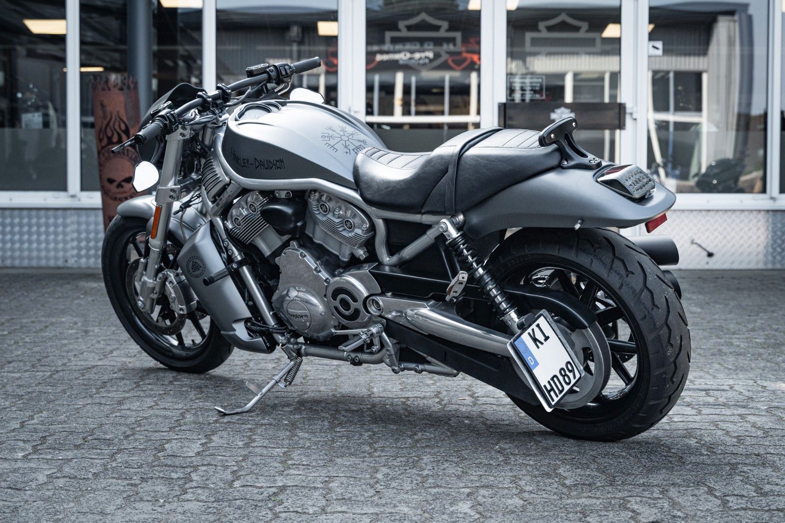 Fahrzeugabbildung Harley-Davidson VRSCR STREET ROD - REMUS ENDSCHALLDÄMPFER -