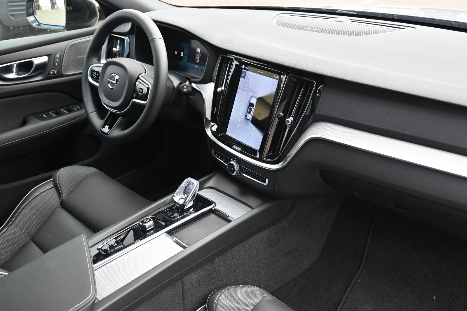 Fahrzeugabbildung Volvo V60 B4 Benzin DKG Plus Dark*FSHZG*360°*ACC*AHK