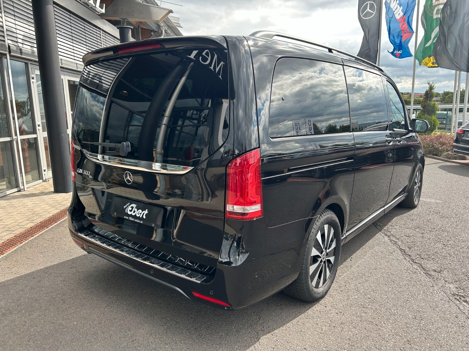 Fahrzeugabbildung Mercedes-Benz EQV 300 AVA PANORAMA LIege-Paket DISTRONIC
