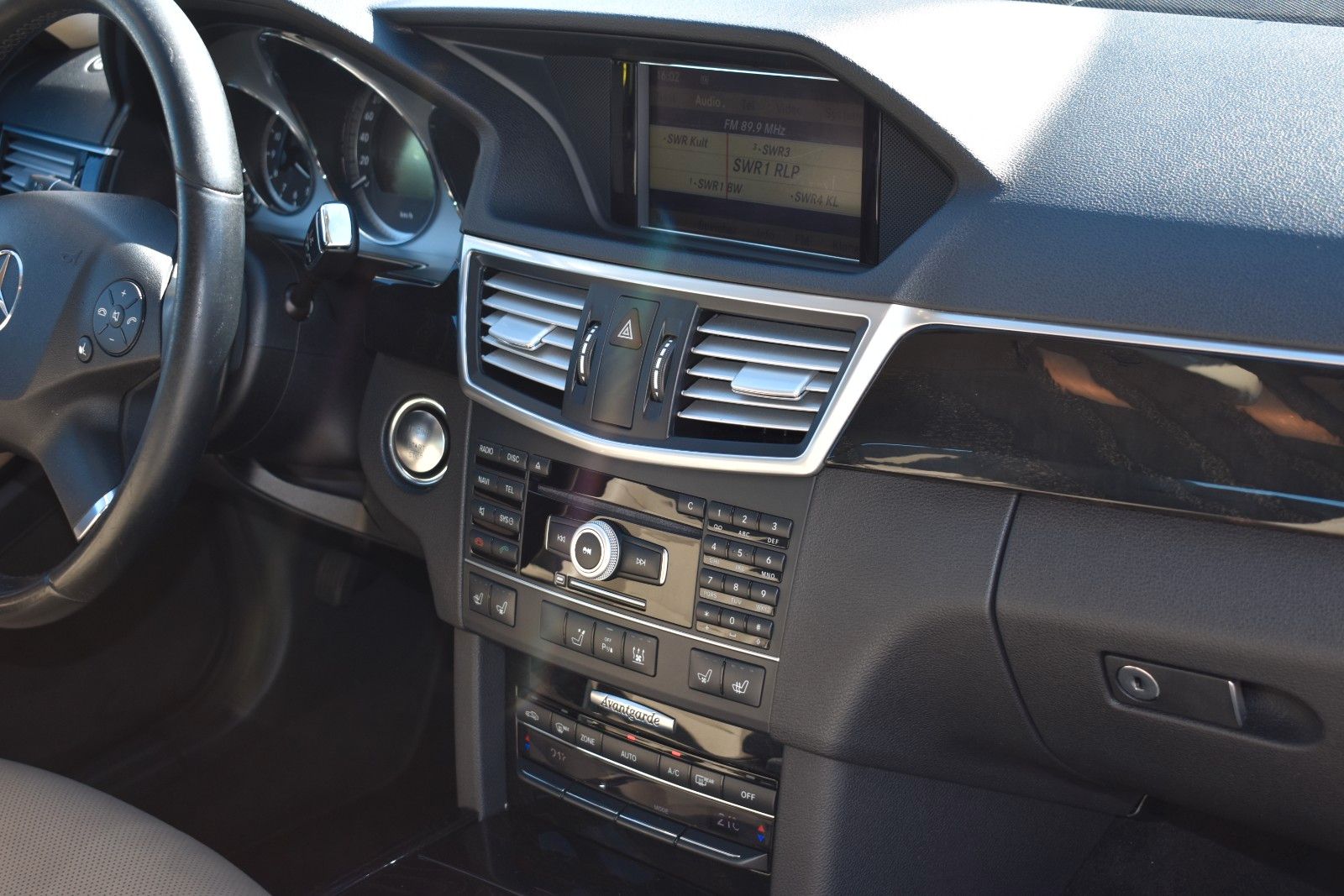 Fahrzeugabbildung Mercedes-Benz E 350 CGI Limousine STH/AHK/MEMORY/KEYLESS