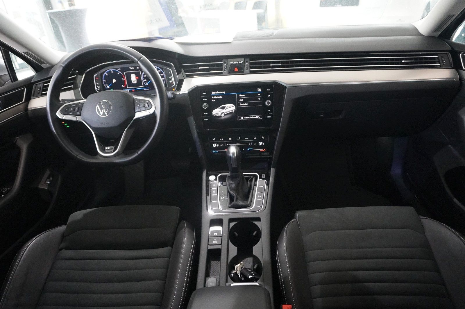 Fahrzeugabbildung Volkswagen Passat VARI. 2.0D R-LINE 4M NAVI/LED/KAMERA/AHK