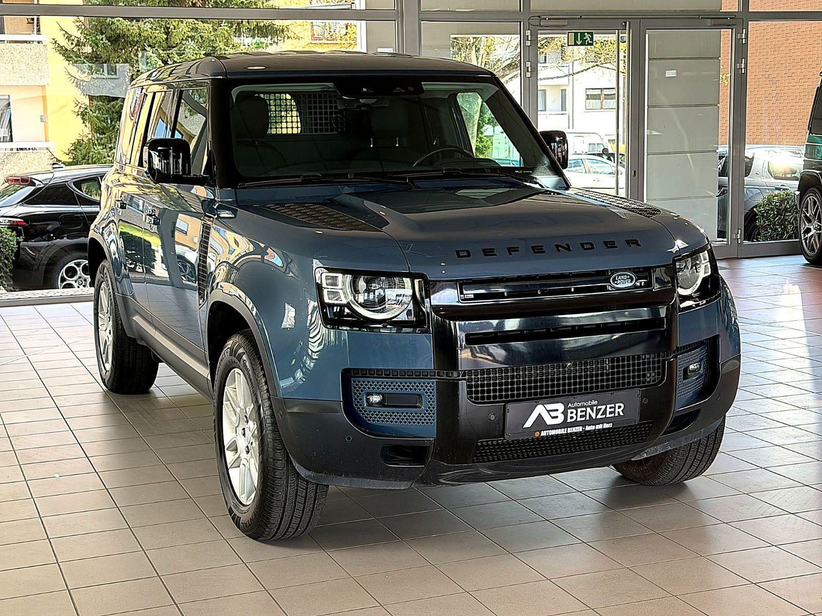 Fahrzeugabbildung Land Rover Defender 110 Hard Top S/3-SITZE/NAVI/LEDER/360''