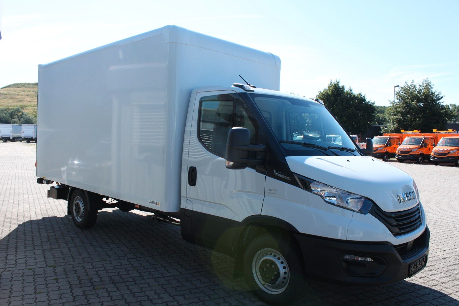 Fahrzeugabbildung Iveco Daily 35S16A8 Koffer mit Lbw 500 kg