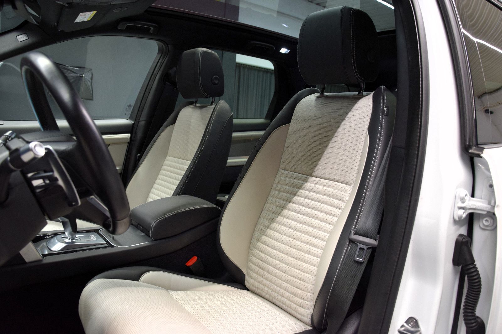 Fahrzeugabbildung Land Rover Discovery Sport R-Dynamic D 200 AWD Pano 360°AHK