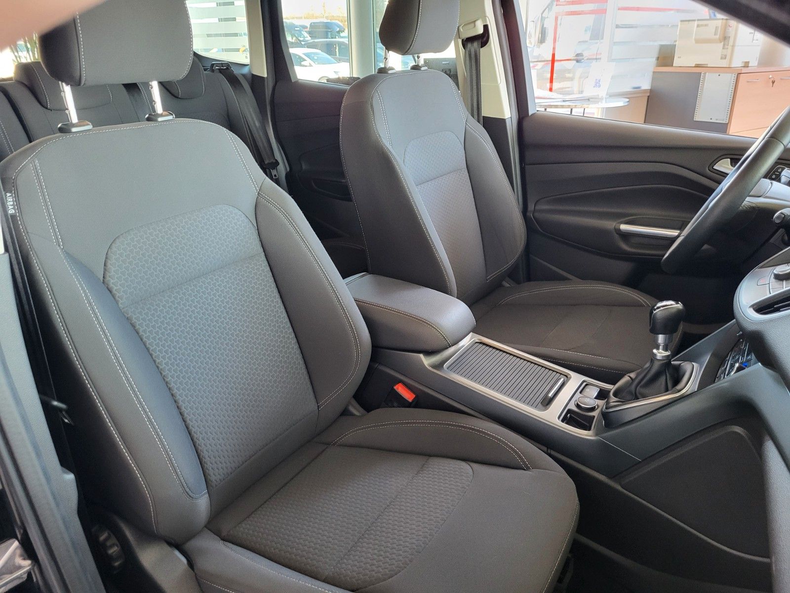 Fahrzeugabbildung Ford Kuga Winter P., Parkpilot v+h, Navi