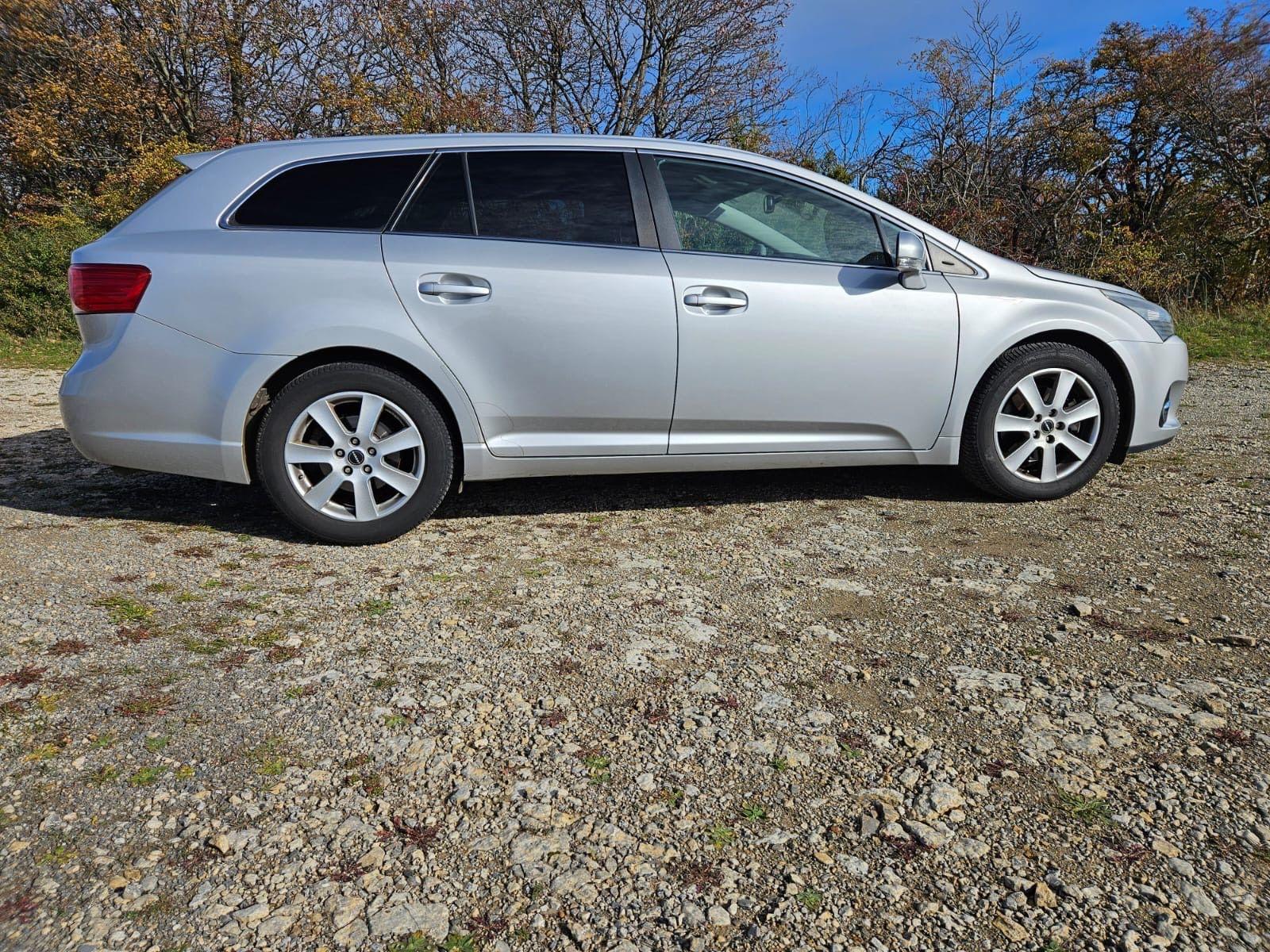 Toyota Avensis 2013 — rear view