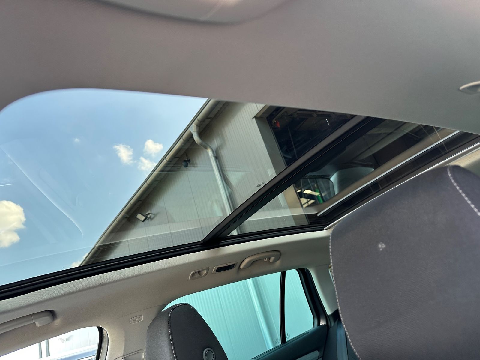 Fahrzeugabbildung SKODA Superb Combi Ambition NAV+LED+ACC+PANORAMA+17ZO