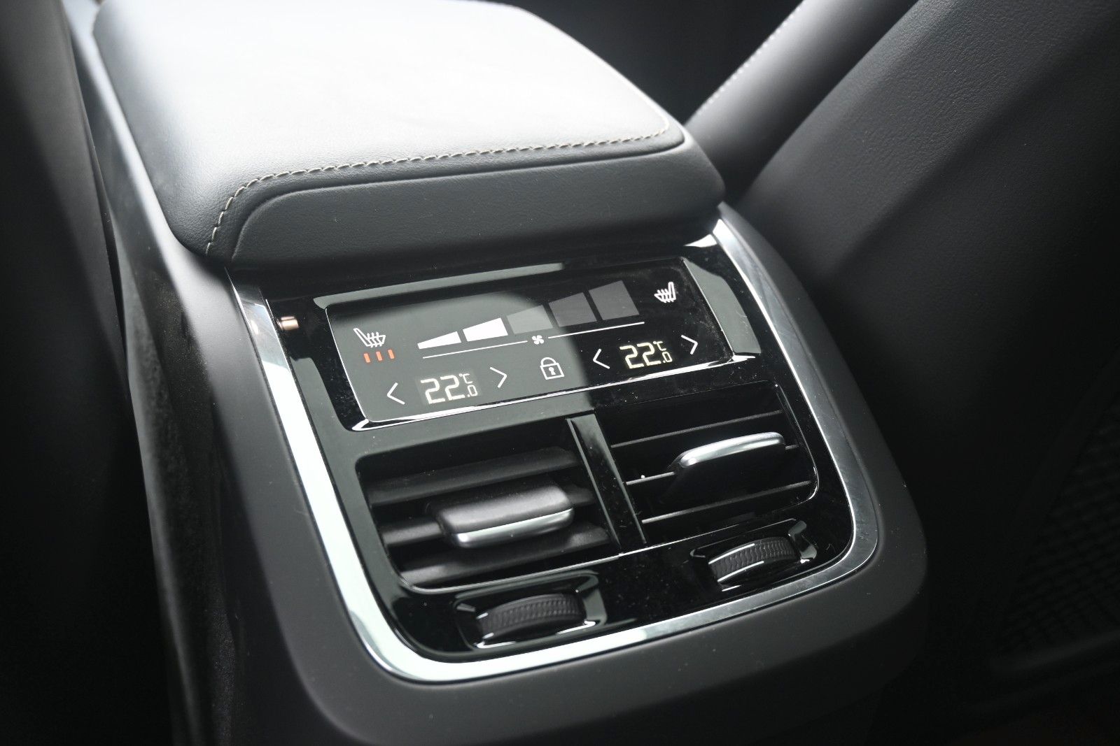 Fahrzeugabbildung Volvo XC60 B5 AWD Ultra Dark*PANO*LUFT*360°*ACC*AHK