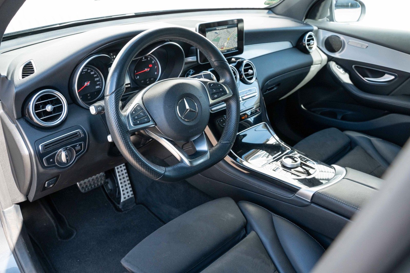 Fahrzeugabbildung Mercedes-Benz GLC 250 4MATIC AMG PANO AHK LED KAM CARPLAY