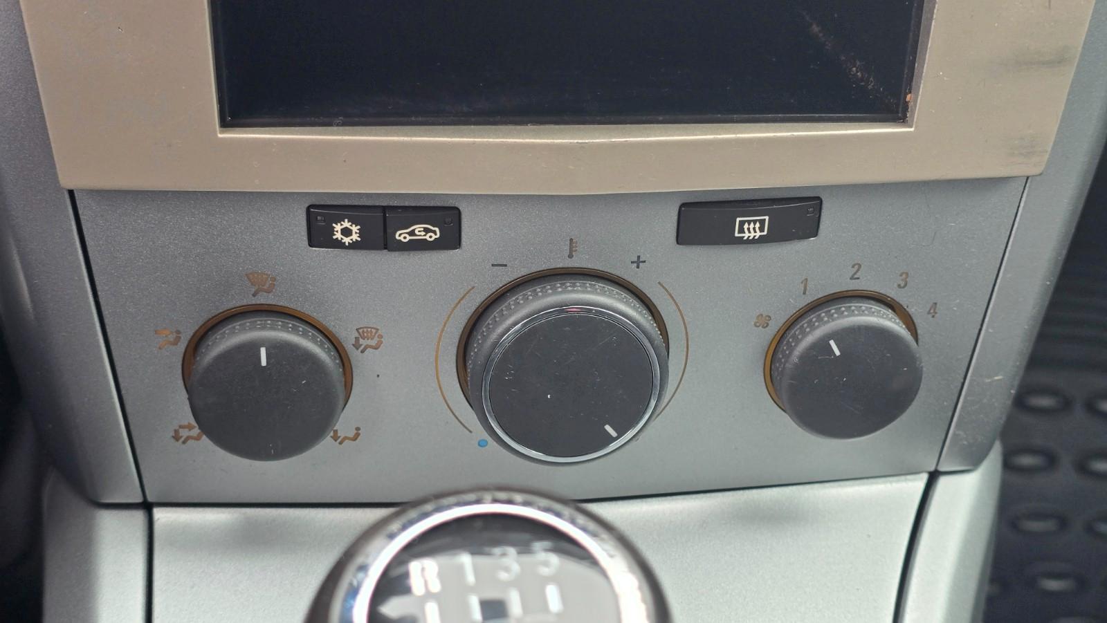 Opel Astra 2010 — photo 16