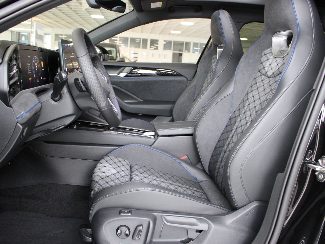 Fahrzeugabbildung Volkswagen Passat Variant 2.0 TDI SCR 4M R-LINE