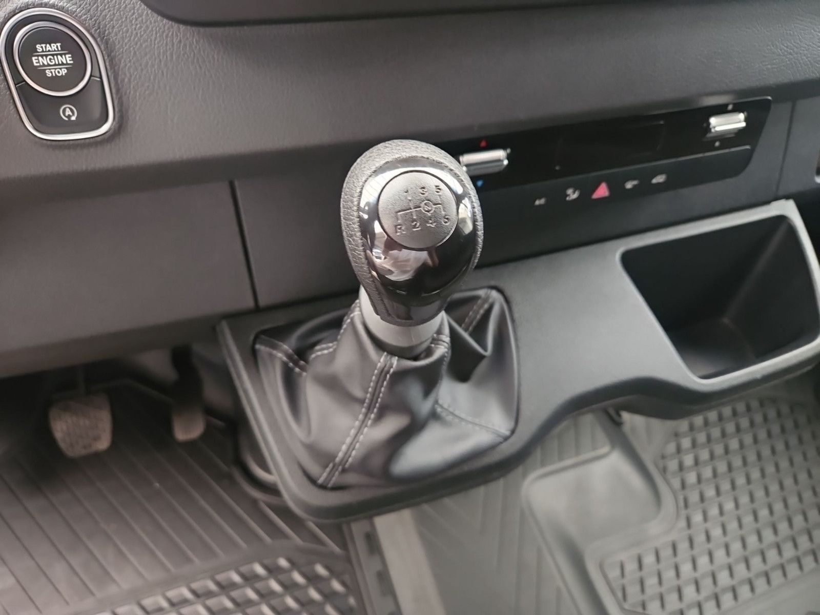 Fahrzeugabbildung Mercedes-Benz Sprinter 317 Kasten L2H2 3,5t AHK PTS RFK MBUX