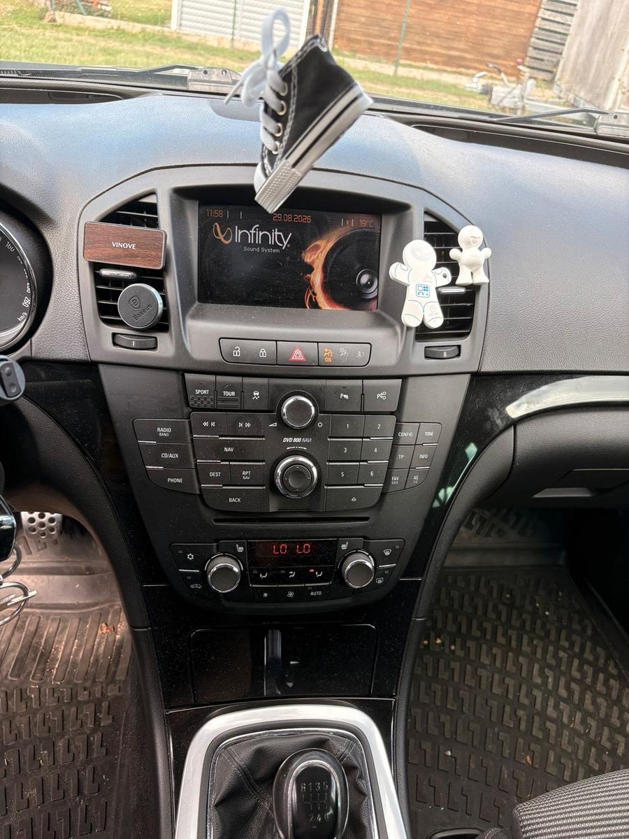 Opel Insignia 2010 — interior