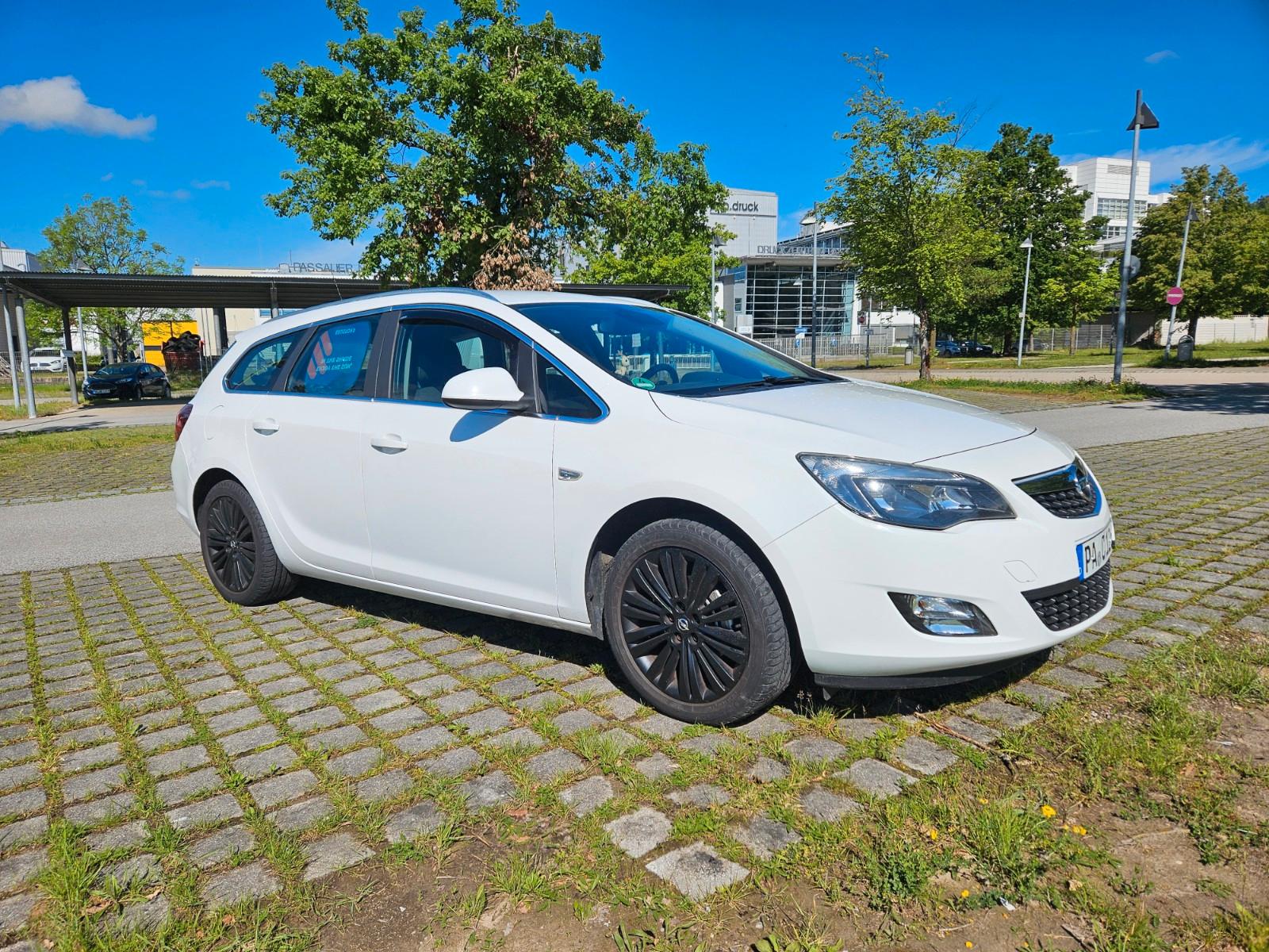 Opel Astra 2012 — photo 12
