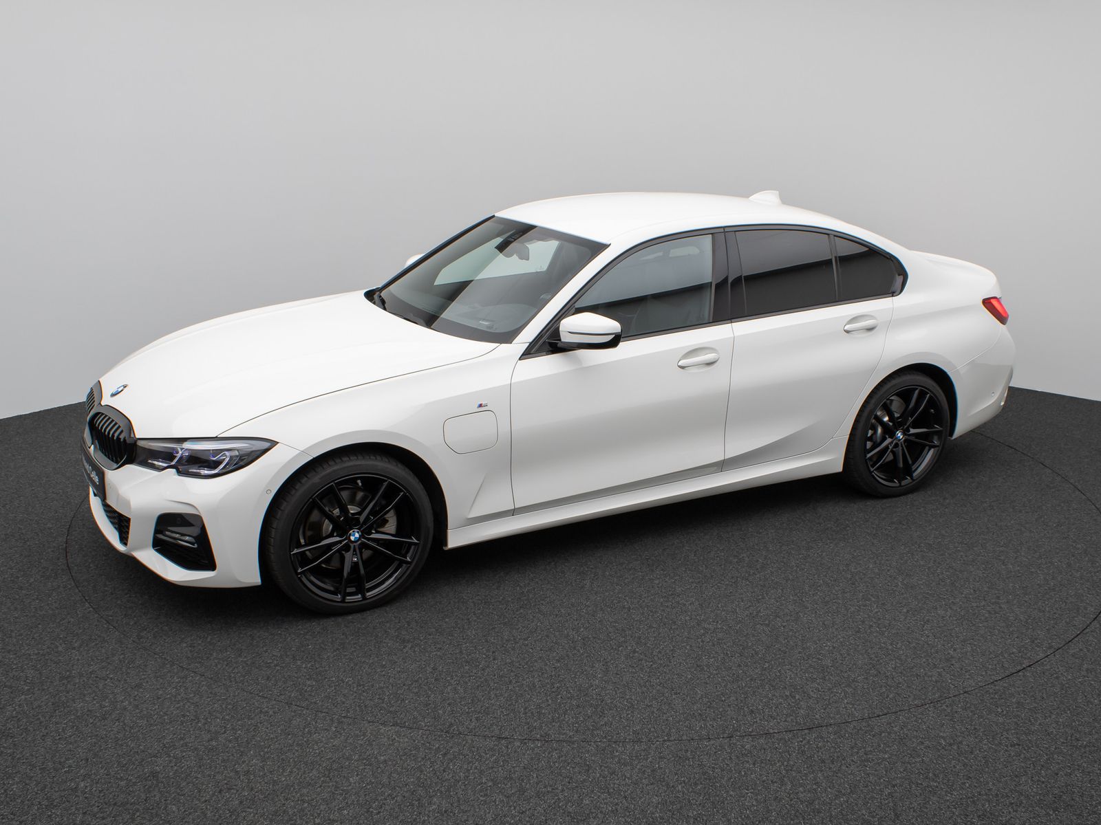 Fahrzeugabbildung BMW 320e M Sport Kamer Laser HUD DAB H/K Komfort 19"