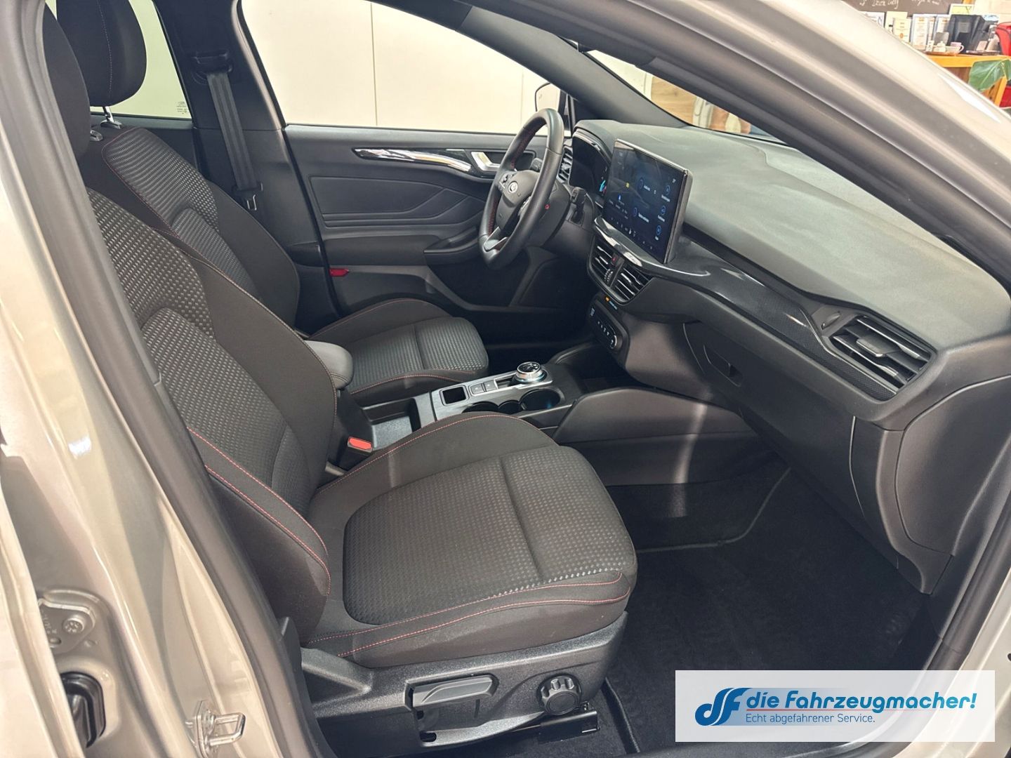 Fahrzeugabbildung Ford Focus ST-Line Navi LED ACC Apple CarPlay Android