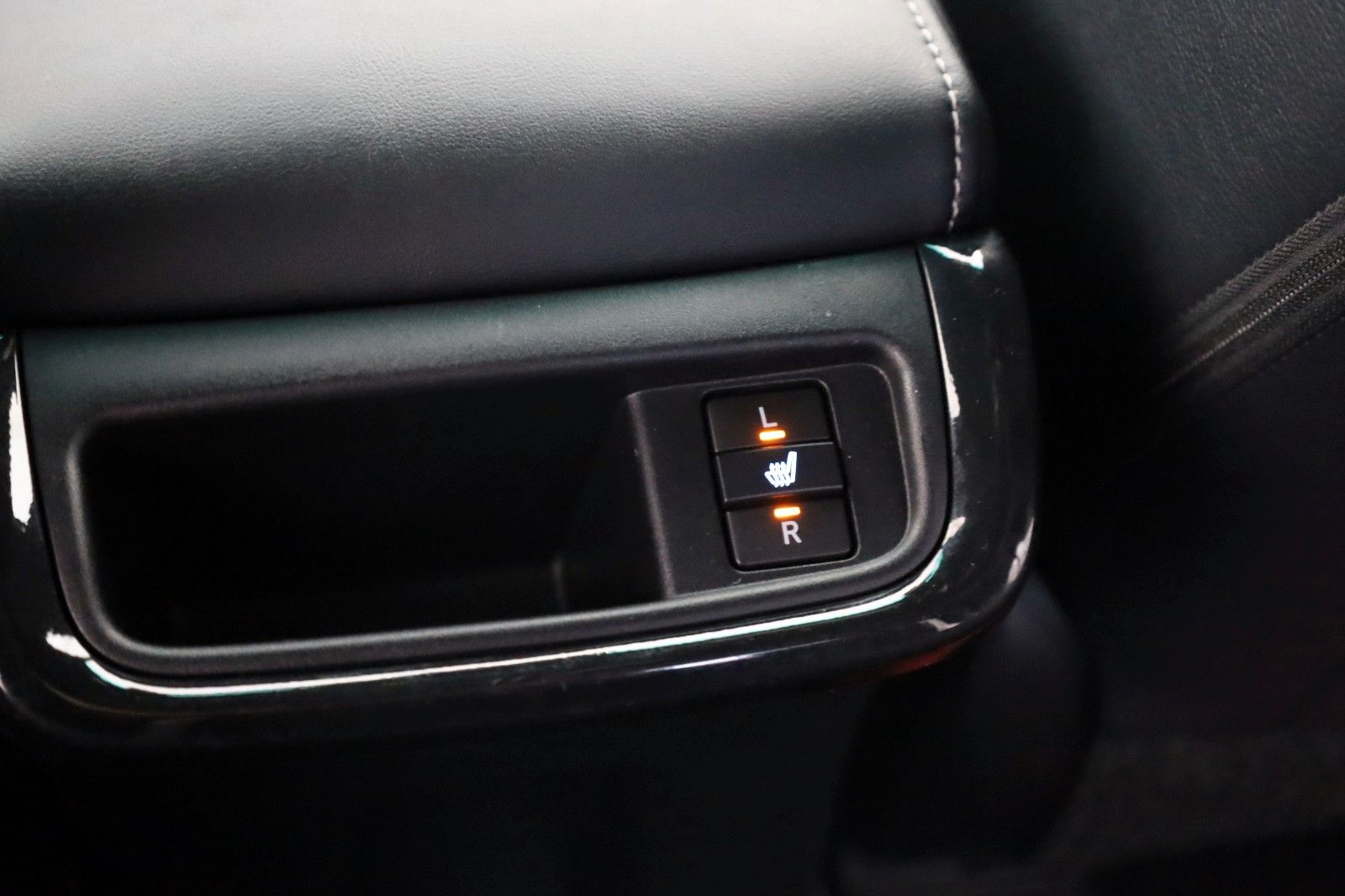 Fahrzeugabbildung Toyota Hilux 2.8 D-4D Invincible, Rollbügel, Rollo, AHK